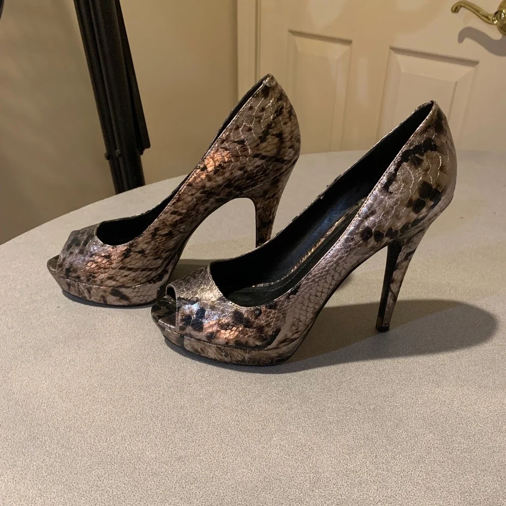 BCBG Generation Taupe/Black Snakeprint Leather Platform Pumps sz 8.5